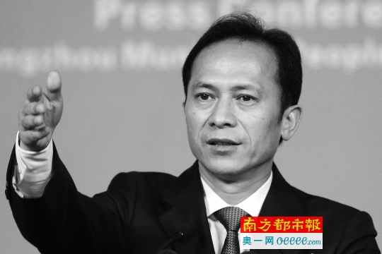 昨日,广州市副市长周亚伟在新闻发布会上回答记者提问。南都记者 冯宙锋 摄