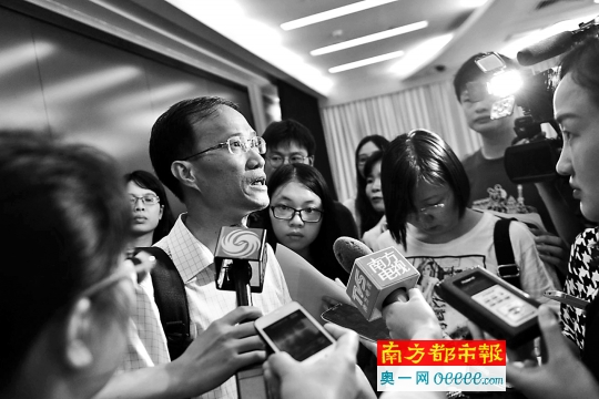 广东省疾控中心首席专家、传染病预防控制所所长何剑峰回答记者提问。南方日报供图