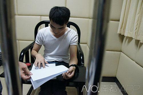 嫌疑人谢某在接受民警审讯。 通讯员供图