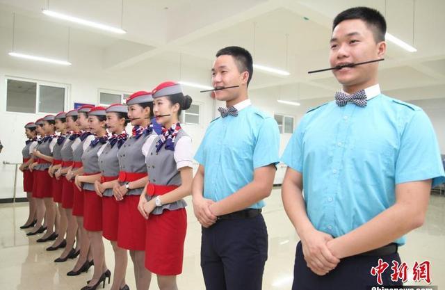 双胞胎学生们集体训练。