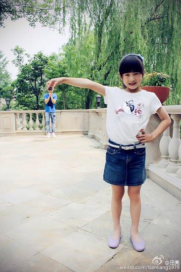 田亮晒与森蝶玩游戏照 网友:城里人真会玩|田亮