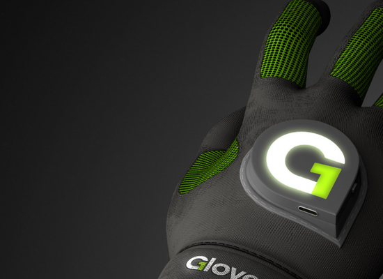 听说玩儿游戏 VR头盔与VR手套更配哦