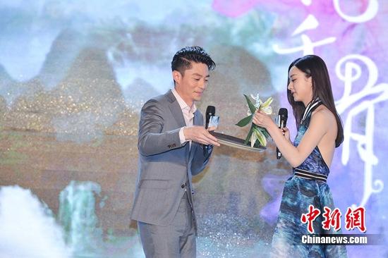 霍建华拒回应张馨予劈腿传闻 连说20多个 谢谢