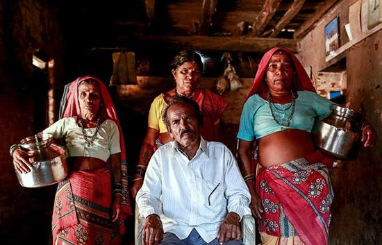 66岁的印度村民巴加特与三名妻子萨卡莉（Sakhri，左）、图基（Tuki，中）以及巴哈吉（Bhaagi）合影