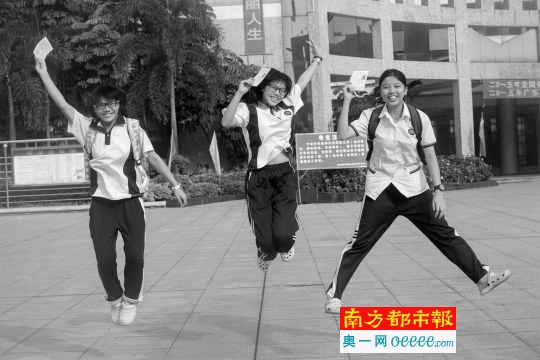 昨日,佛山高明区纪念中学考场,来自高明区第四中学的3名考生领到准考证后,主动找到记者,要求留下这一刻。