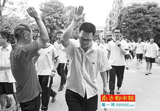 昨日中午11点半,东华中学考点,身穿红色T恤的老师们与学生击掌庆祝第一科考试顺利结束。