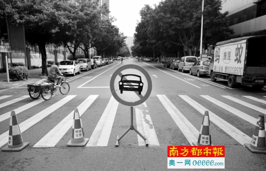 开考后,佛山二中门口华远西路部分路段封闭。