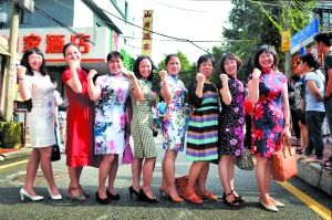六中门外，妈妈们穿着旗袍合影，寓意“旗开得胜”。信息时报记者 郭柯堂 摄