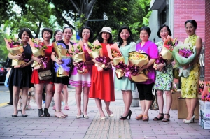 走出考场 收获拥抱和鲜花
