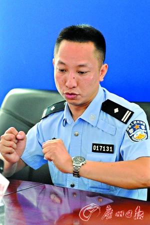 康警官演示事件经过。