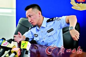 康警官演示事件经过。