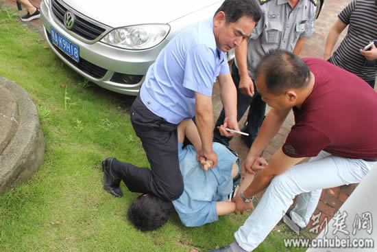 武汉男子借高利贷寻花问柳 暴力威胁父亲卖房