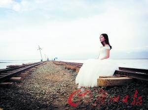 枕木上新娘在等待她的新郎。 　　（本文图片由受访者提供）