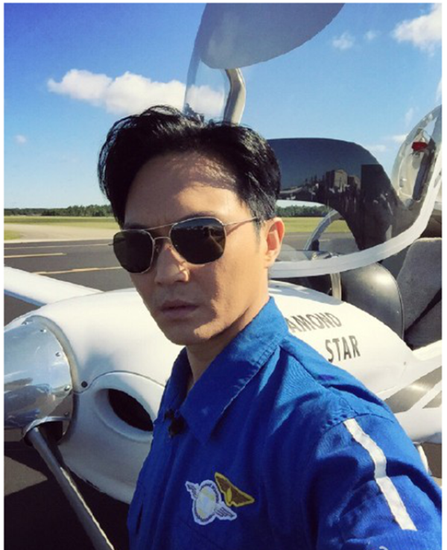 张智霖美国录制《冲上云霄》 微博晒出飞机照