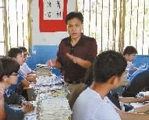 6月5日，张常华在给学生上课。