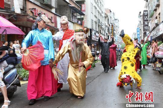 湖南临武“傩神”“大闹”街头 宣传文化遗产保护