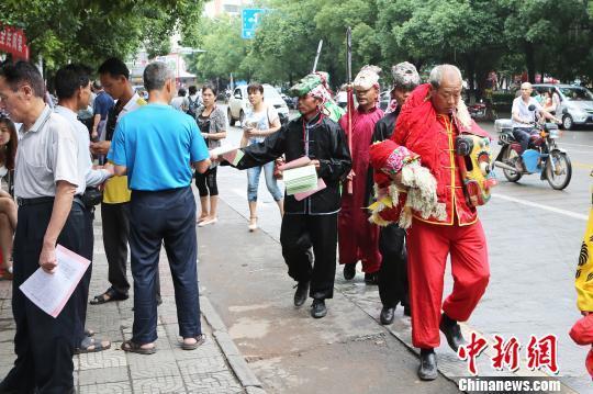 湖南临武“傩神”“大闹”街头 宣传文化遗产保护