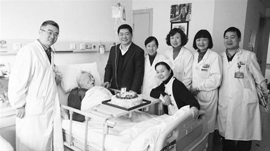 图为:今年3月6日,在协和医院保健楼8楼病房里,弟子们为朱九思举行了一场难忘的生日会(资料图片)
