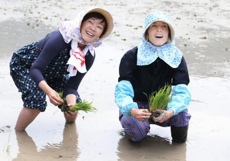 图为肯尼迪（右）与安倍昭惠。