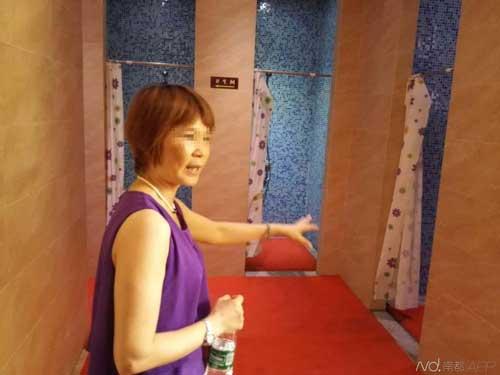 女业主在讲述堵住裸男时的情况。 南都记者 寇金明 摄