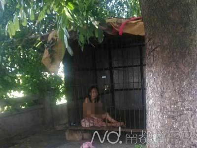 裸女被锁铁笼中。 受访者供图