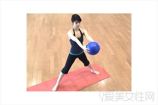 3组瘦背动作 减赘肉增肌力练就背影美人