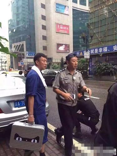 黄渤孙红雷张艺兴现身重庆 一起录制综艺节目