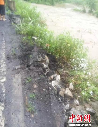 萍乡市委宣传部通过官方微博通报称,18日下午,该市一辆公交车侧翻河中。 萍乡发布 摄