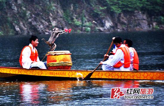 (别看“猴哥”个头小,拿起鼓槌可是毫不含糊。)