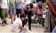 郑州一少年当街摸女士臀部