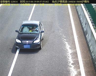 男子高速上搂美女开车 车辆后座上还坐着人