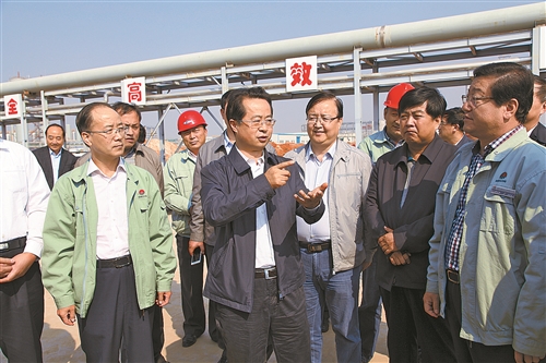 2014年10月9日,陆治原在府谷县调研经济运行工作时充分肯定府谷民营企业家吃苦耐劳、敢作敢为、顽强拼搏、诚实守信的干事创业精神。要求总结经验,吸取教训,在转型升级、科教引领、提质增效上下工夫,努力延长能源化工产业链条。