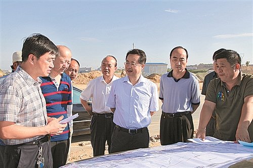 2013年7月30日，陆治原深入榆林城区市政道路项目建设工地调研。