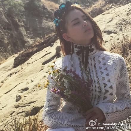 昆凌挺孕肚拍时尚大片 穿花裙与帅哥坐房车里