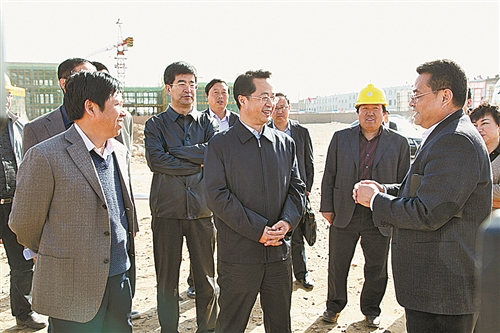 2013年4月16日，陆治原在新建市三中、十二小项目工地现场协调解决问题。