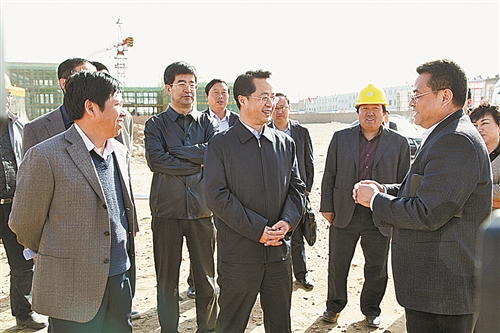 2013年4月16日,陆治原在新建市三中、十二小项目工地现场协调解决问题。