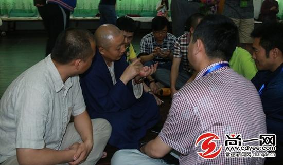 各位代表也纷纷请法师指点迷津。尚一网记者 吴丹 王浪 摄