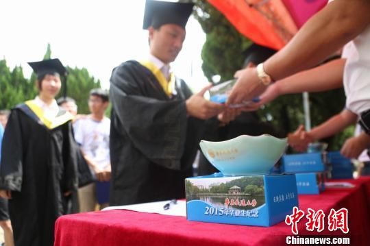 图为该校一学院现场发放毕业纪念“碗” 姜涛 摄