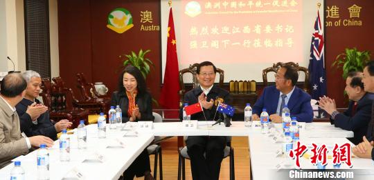 　　强卫（中）中国驻悉尼总领事馆代总领事汤瑛（左）、澳大利亚中国和平促进会会长黄向墨（右）在座谈会上。 赖海隆 摄