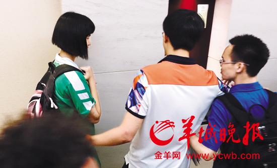 清华、北大的招生老师(右一右二)“争抢”高分考生叶彤 陈秋明 摄