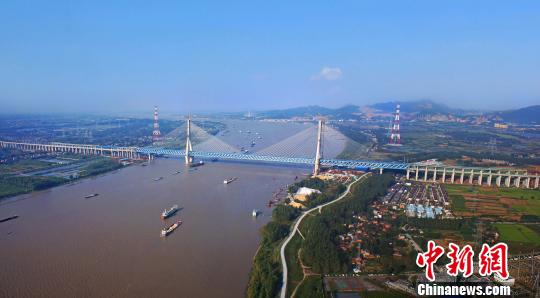 图为，铜陵长江大桥航拍照片。　王虎摄