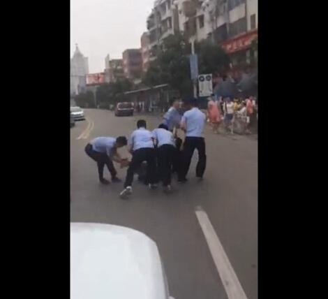 碰瓷女头撞车:你要付法律责任(组图)