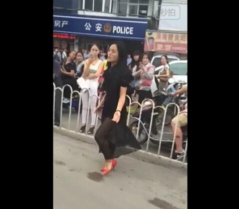 碰瓷女头撞车:你要付法律责任(组图)