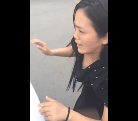 碰瓷女头撞车:你要付法律责任(组图)