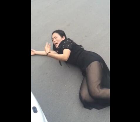 碰瓷女头撞车:你要付法律责任(组图)