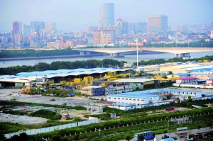 此次出让地块所在的电商总部区,位于华南快速旁、珠啤地块以东。虽然目前较为“荒凉”, 但随着卖地启动开发,这里将成为全市唯一一个电子商务与移动互联网产业总部区。信息时报记者 叶伟报 摄