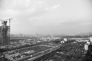 在建的宝钢南方总部大厦旁就是此次出让的多幅地块。