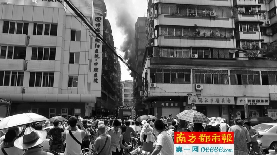 \昨日，福兴街一居民楼大火，浓烟从民宅窗户里不断冒出。