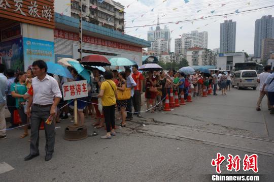 7月2日，市民在宜昌公交集团IC卡管理中心门前排队办卡。　郭晓莹　摄