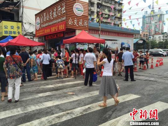 7月3日,办卡的市民远比7月2日少了许多,办卡难题已经得到缓解。 郭晓莹 摄